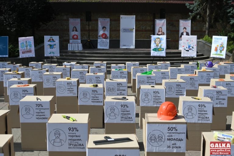 У центрі Івано-Франківська встановили інсталяцію, аби допомогти людям не потрапити в рабство (ФОТО)