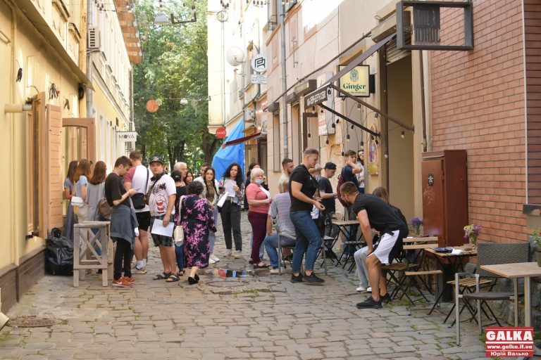 «Хочемо працювати і бути здоровими»: у Франківську вакцинували працівників закладів харчування (ФОТО)