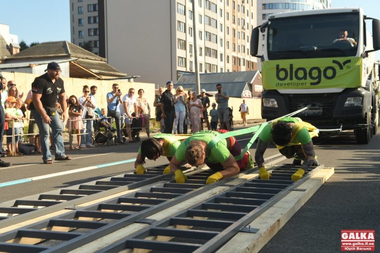 Національний рекорд, якому немає аналогів у світі: у Франківську три найсильніші українки протягли п’ять бетонозмішувачів (ФОТО)