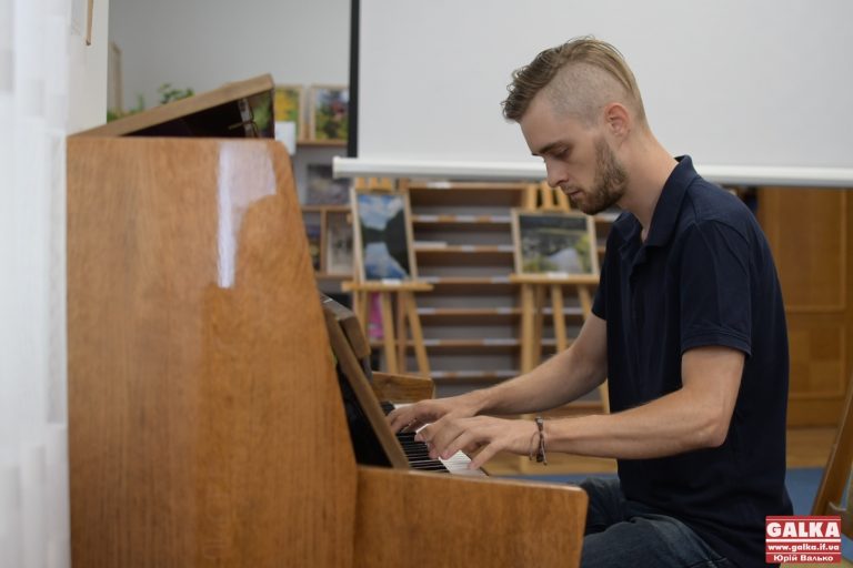 У Франківську Піаніст Майдану Ігор Михайлишин презентував свої книги про війну (ФОТО)