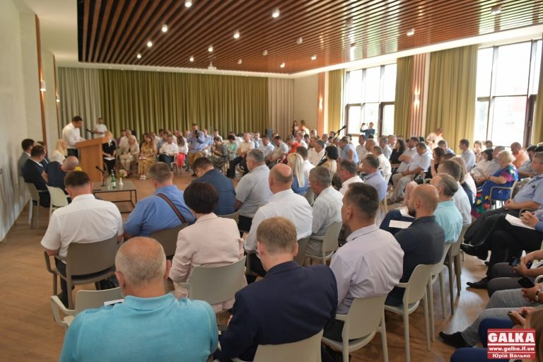 Пауза в децентралізації та інші «накипілі» питання: у Франківську за «круглим столом» дискутують про проблеми області (ФОТО)