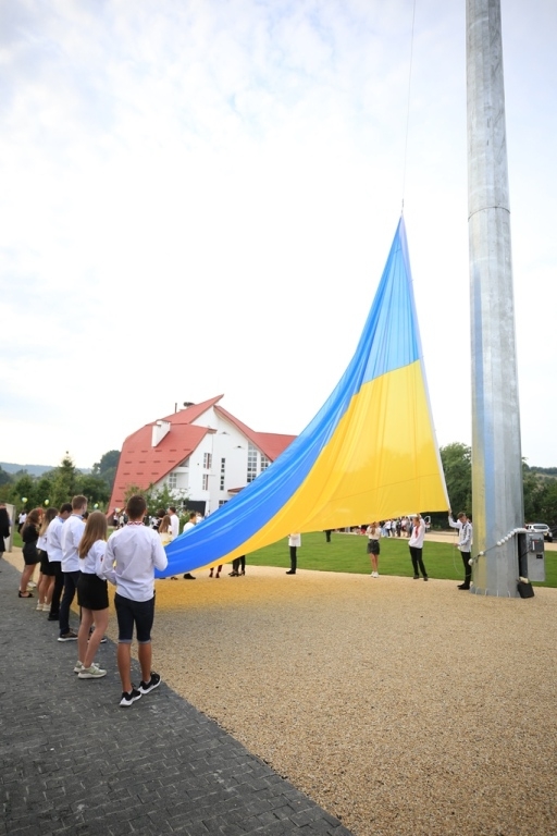 У музеї Бандери замайорів найвищий на Прикарпатті український прапор (ФОТО)