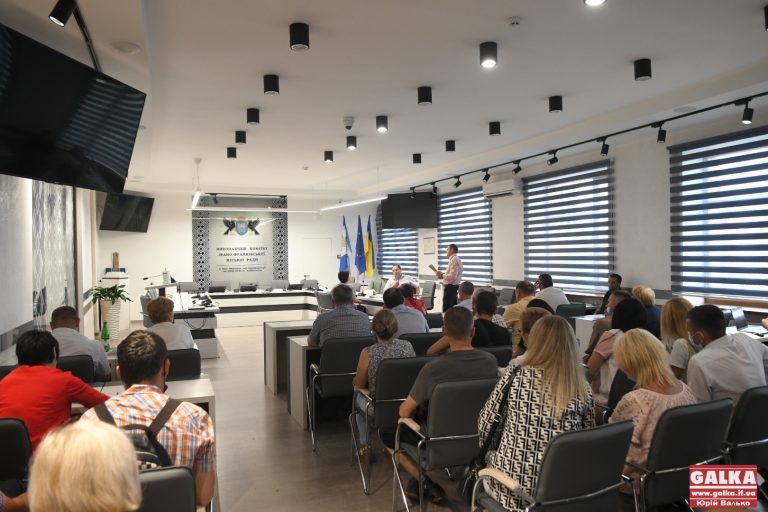 Франківці прийшли до мера, бо їх забудовник роками не здає будинки (ФОТО)