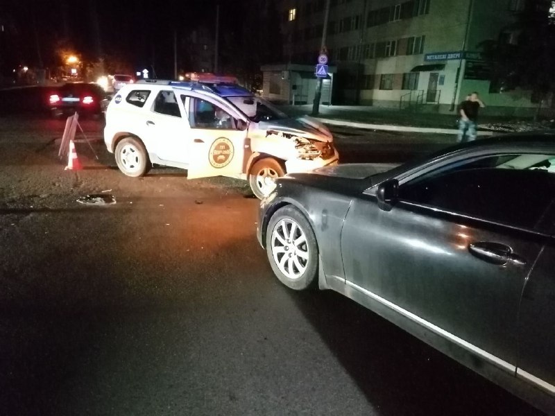 Вночі на перехресті у Франківську “Рено” не розминувся з “Лексусом” (ФОТО)