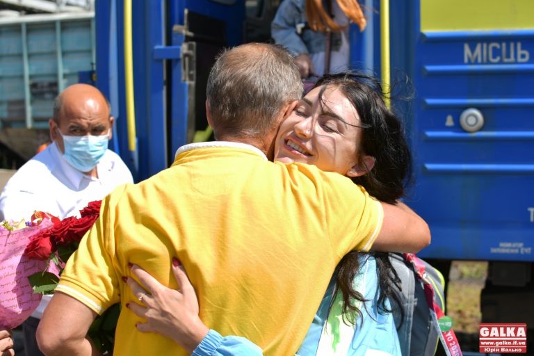 З квітами, кульками і слізьми: в Івано-Франківську зустріли олімпійців (ФОТО)