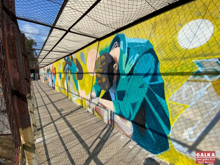 З України та Мексики: у Франківську художники розмалювали міст через колію (ФОТО)