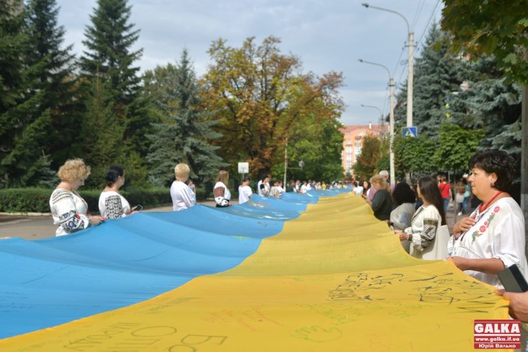 Черговий рекорд: один з найбільших прапорів України розгорнули в Івано-Франківську (ФОТО)