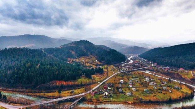 П’ять візитівок Микуличина та поряд з ним від VISIT Ukraine