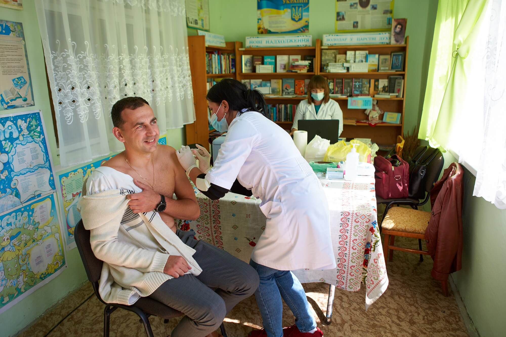 Члени і працівники франківського виконкому вакцинувалися від COVID-19 після засідання у Драгомирчанах (ФОТО)