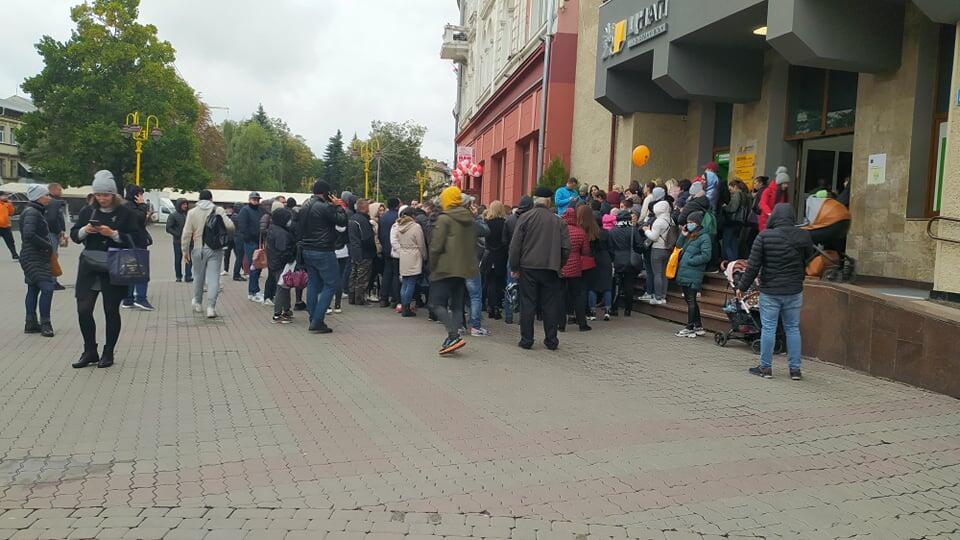 Чекатимуть всю ніч. Під франківським ЦНАПом – черга з бажаючих записати дитину у садок