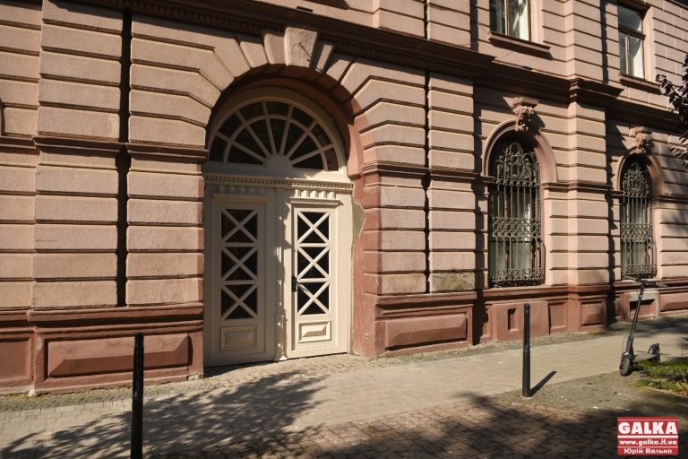 У Франківському медуніверситеті відновили історичні двері (ФОТО)
