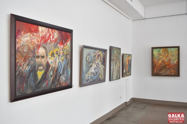 Мальовничі пейзажі та красиві портрети: у Франківську відкрилася виставка картин художника Богдана Бринського (ФОТО)