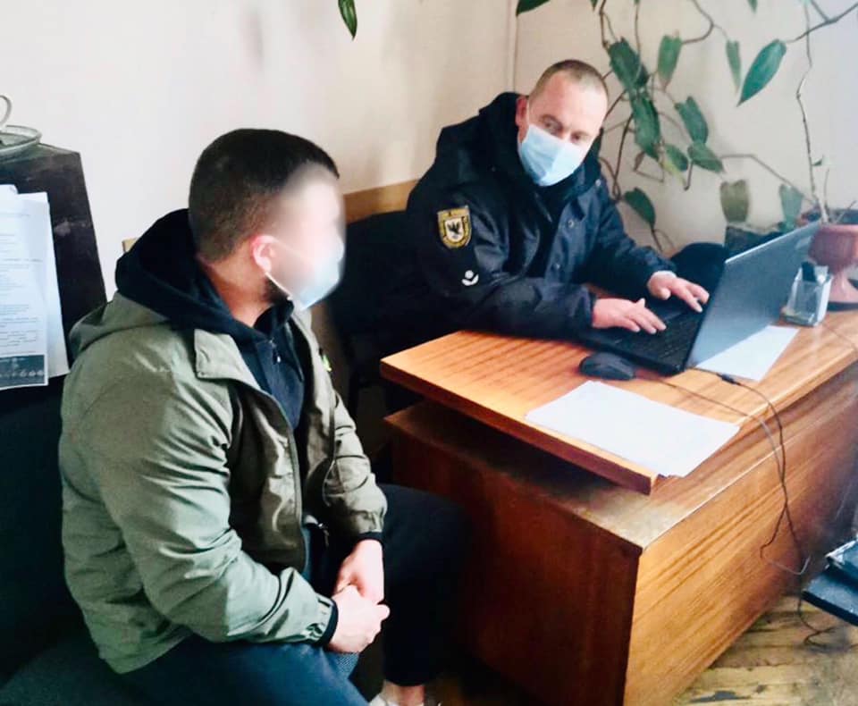 Франківець, котрий трощив ліхтарі в центрі міста, вже у відділку поліції (ФОТОФАКТ)