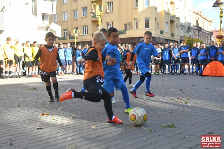 Юні футболісти яскраво презентували клуб “VIKTORIA” у середмісті Франківська (ФОТО)