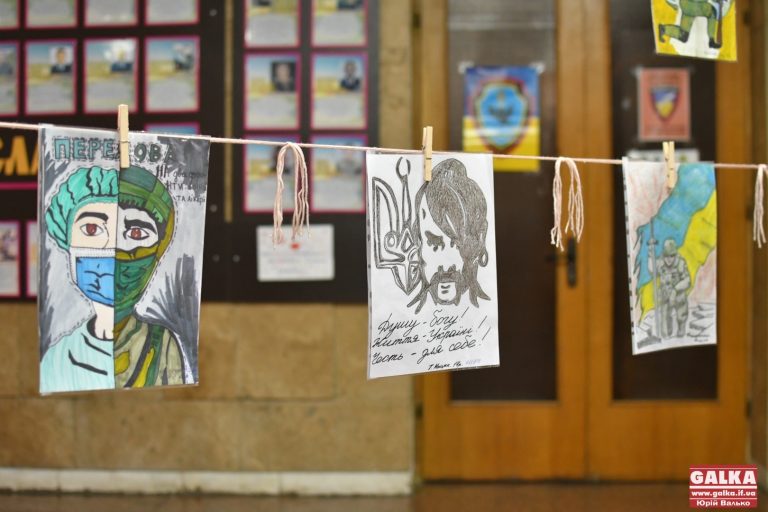 «Захисники та захисниці України очима дітей» – презентували виставку малюнків юних франківців (ФОТО)
