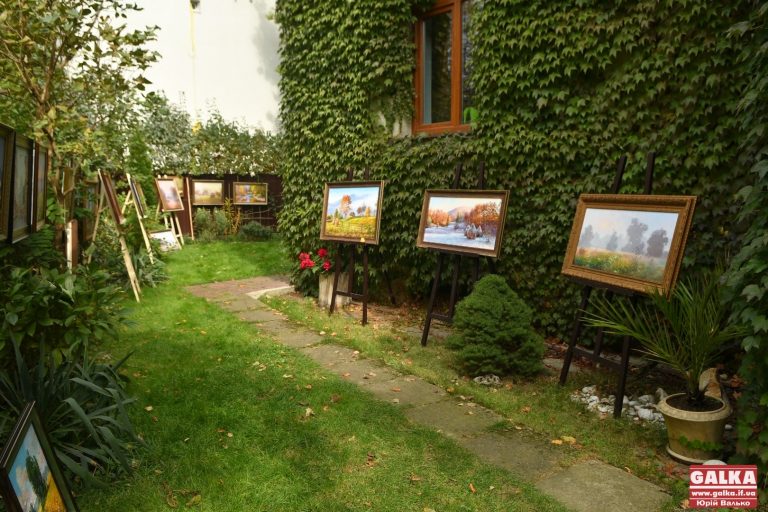 Вражаючі картини посеред подвір‘я: вперше у Франківську відкрилася незвична виставка просто неба (ФОТО)