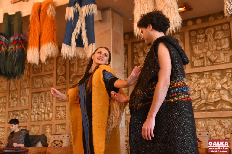 Гуні та ліжники: традиційні гуцульські вироби презентувала майстриня з Яворова Руслана Гончарук (ФОТО)