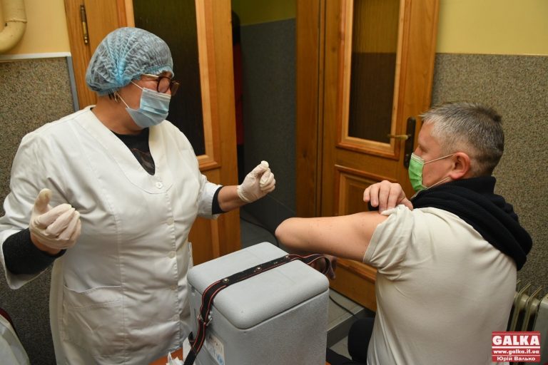 Коли почула священника – пішла: при франківському храмі запрацював центр вакцинації проти «ковіду» (ФОТО)