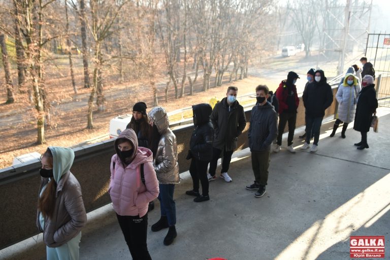 Центр вакцинації на стадіоні «Рух» таки запрацював – є чотири вакцини (ФОТОРЕПОРТАЖ)