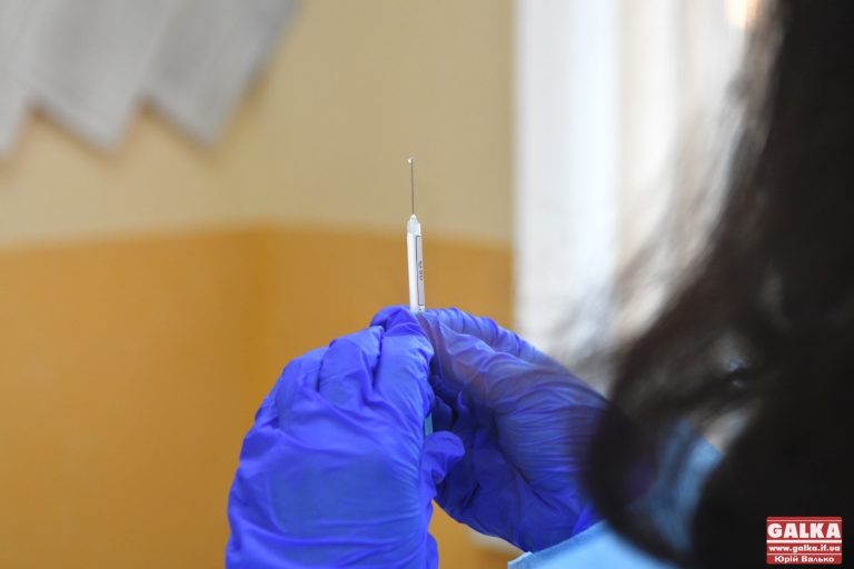 Понад 4 200 прикарпатців отримали бустерну дозу вакцини від “ковіду”. У “Дії” можна завантажити відповідний сертифікат