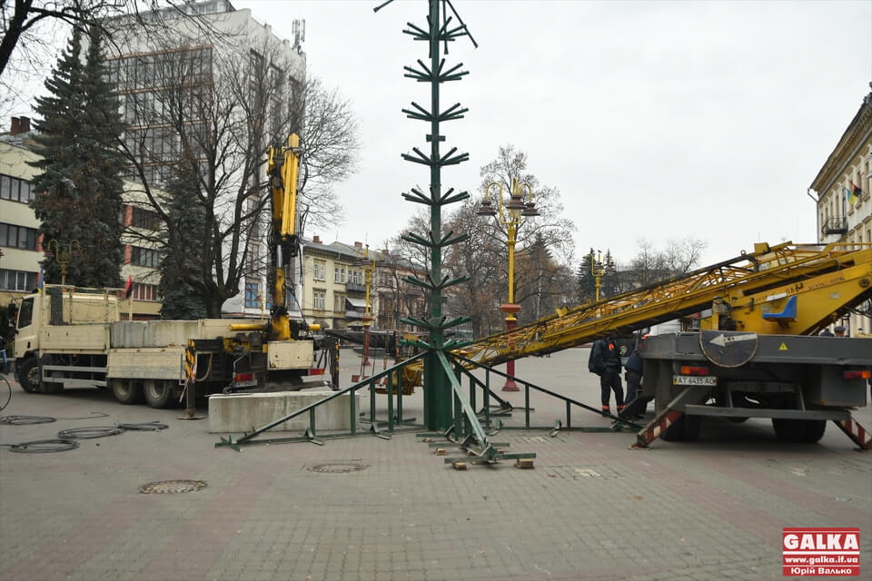 У Франківську почали монтувати головну новорічну ялинку (ФОТО)