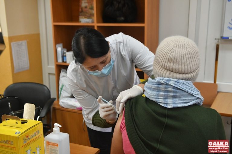 За темпами вакцинації від коронавірусу Франківщина продовжує пасти задніх, — Ляшко