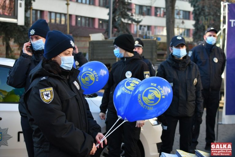 Страждають і жінки, і чоловіки: у центрі міста франківців навчають, як не бути жертвами домашнього насильства (ФОТО)