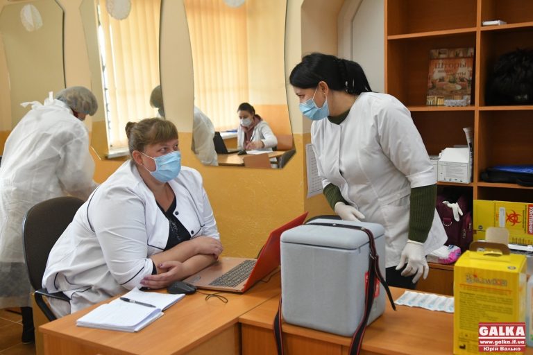 Франківщина продовжує пасти задніх за темпами вакцинації від “ковіду”