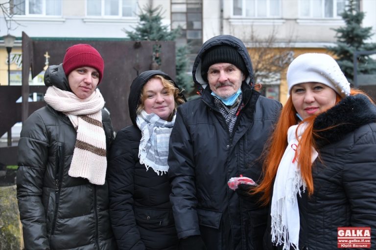 Франківцям під ратушею роздають контрацептиви та тестують на ВІЛ (ФОТО)