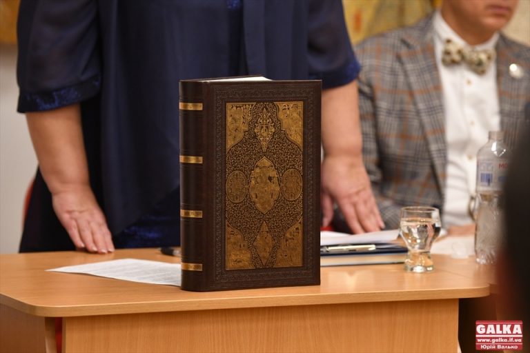 Духовна конституція християн: копію Мазепинського Євангелія презентували в Івано-Франківську (ФОТО)