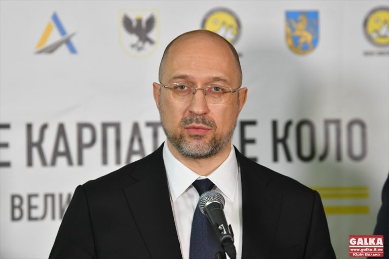 Це очевидний наслідок роботи великого теплогенеруючого об’єкту, – Шмигаль про чорний сніг у Галичі (ФОТО)