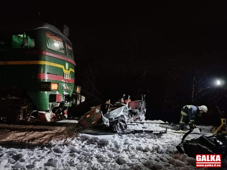 Під Франківськом пасажирський потяг розчавив ВАЗ: двоє загиблих (ФОТО, ВІДЕО)