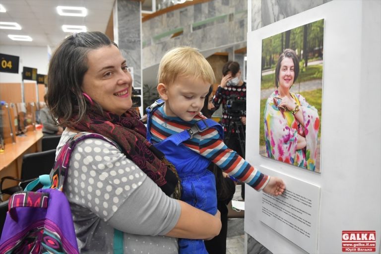 Історії материнства, які мало проговорюються суспільством: франківців запрошують на виставку «Портрет мами» (ФОТО)