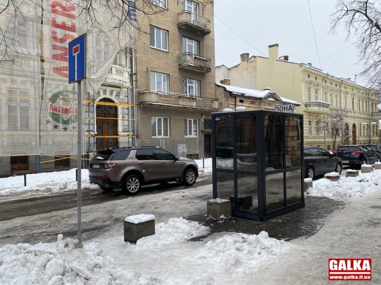 “Це захоплення території міста”: з дозволу мерії посеред Шевченка встановили МАФ для паркувальника (ФОТО)