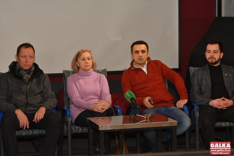 Йде руйнування основ демократії: франківські активісти просять краян захистити Порошенка від переслідування (ФОТО)