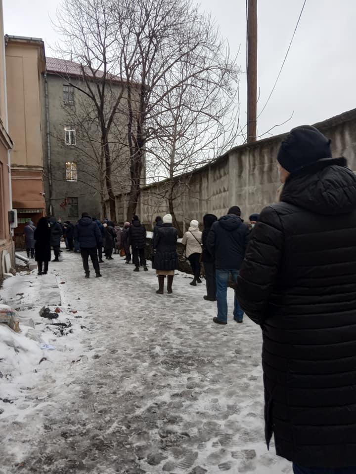 30% медпрацівників хворі: у мерії пояснили, чому утворюються величезні черги на безплатний ПЛР-тест