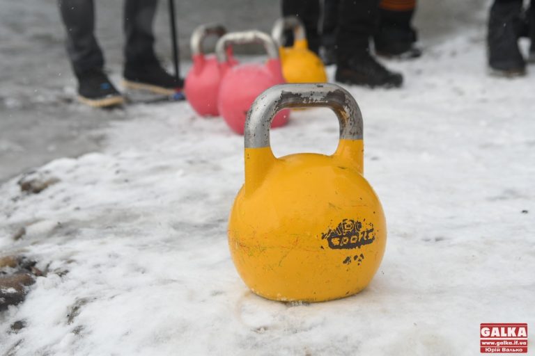 У змаганнях з підіймання гирі у крижаній воді перемогли франківські патрульні (ВІДЕО)