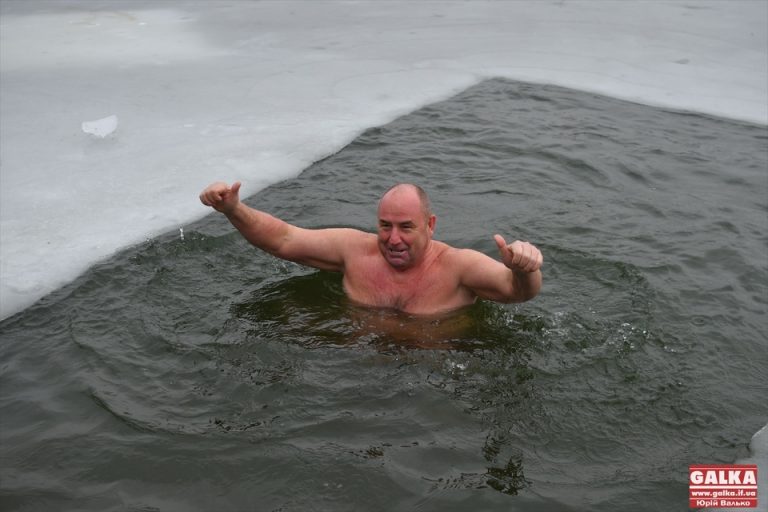 На міському озері франківці моржували та співали “Батько наш Бандера” (ФОТО, ВІДЕО)