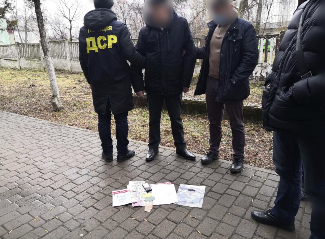 На Прикарпатті на хабарі викрили керівника підрозділу Нацакадемії аграрних наук України (ФОТО)