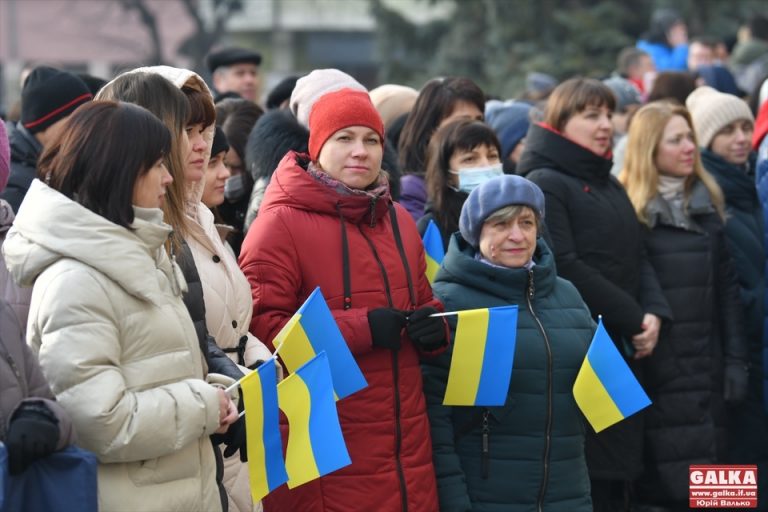 День Єднання вперше у Франківську: бюджетники, правоохоронці і небайдужі зібралися під адмінбудинком (ФОТО, ВІДЕО)