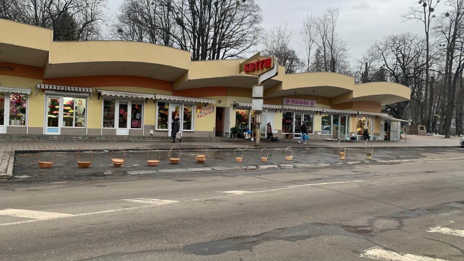 Стоянка для кошиків: біля квіткового ринку на Мельника водіям заважають паркуватися (ФОТОФАКТ)