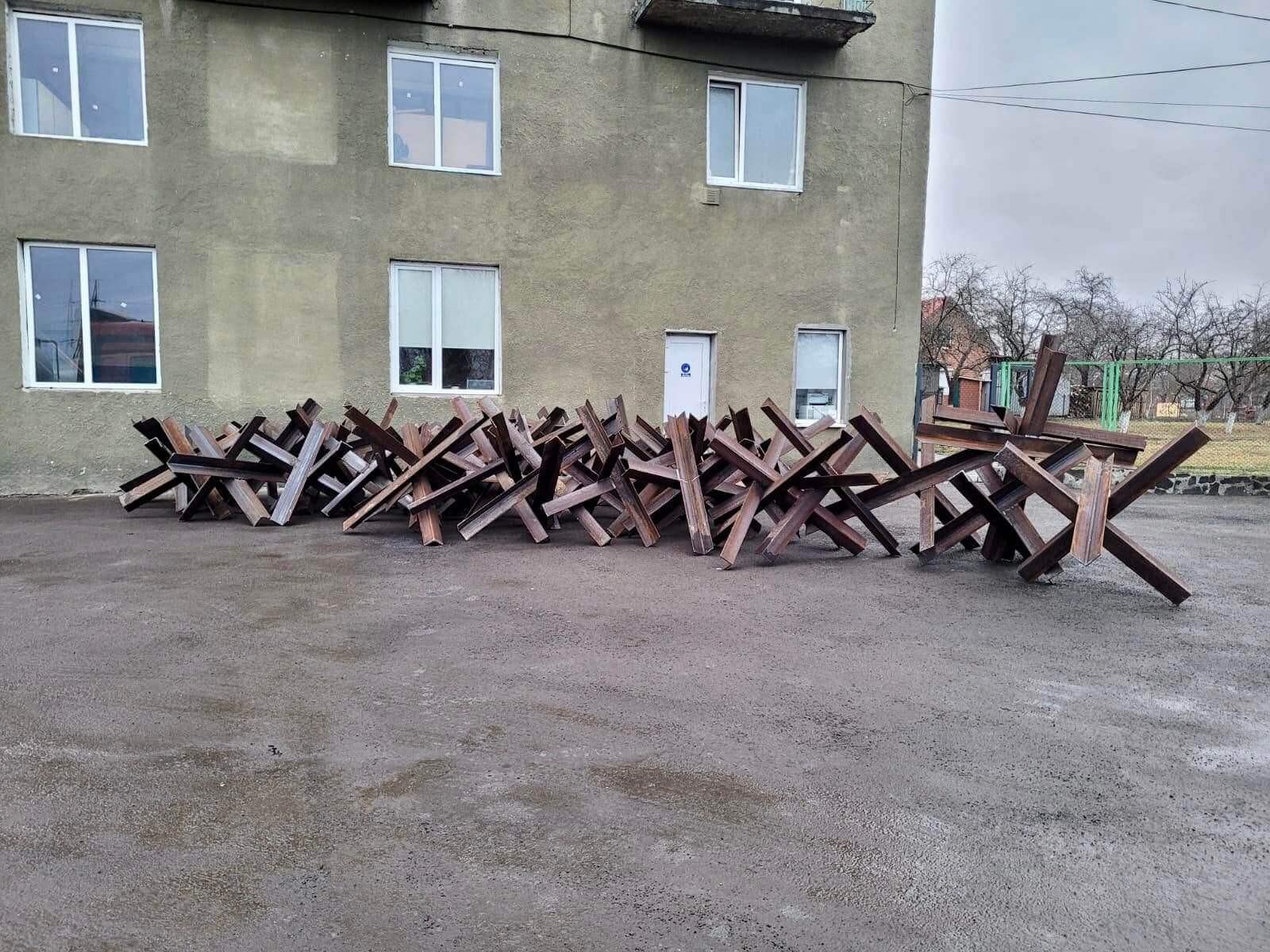 Прикарпатців просять не лякатися протитанкових “їжаків” на дорогах
