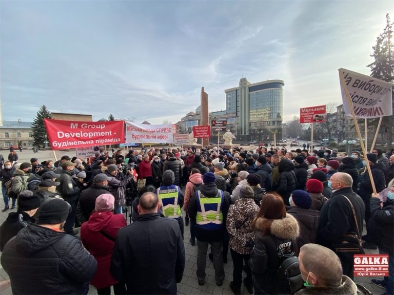 “Аферистів – за ґрати, житло – добудувати”: потерпілі від M Group Development франківці протестували під мерією (ФОТО)