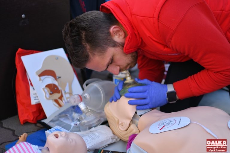 Тривожна валіза, аптечка і домедична допомога: в центрі Франківська навчали, як діяти у надзвичайній ситуації (ФОТО)