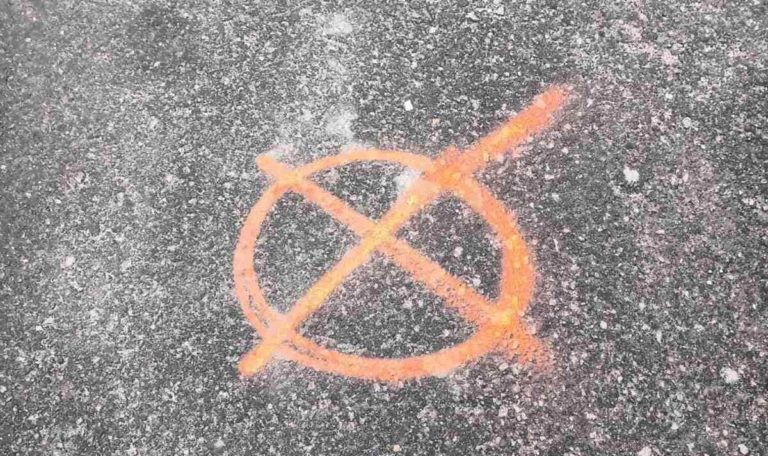 На дорогах України знаки для інформування окупантів, жителів міст просять їх знищувати