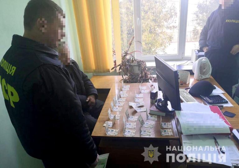 На Прикарпатті “на гарячому” спіймали директора-хабарника філії облавтодору (ФОТО)