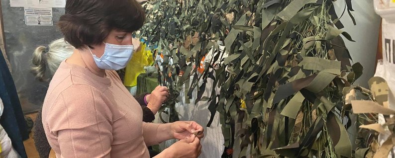 Франківців просять долучилися до плетіння маскувальних сіток