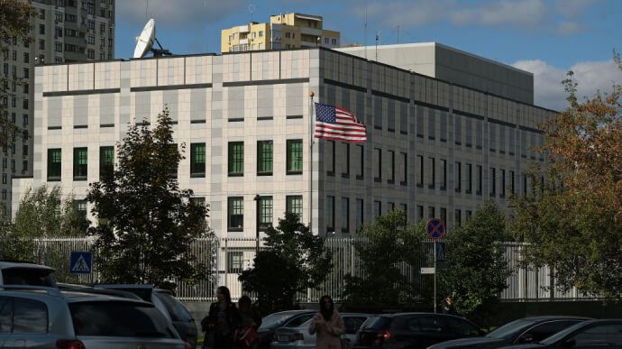 США евакуюють з України дипломатів та зупиняють консульські послуги