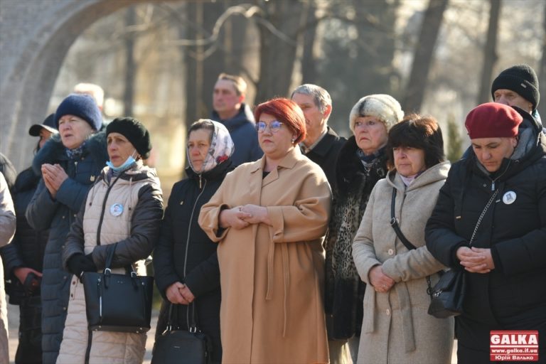 У Меморіальному сквері провели  загальноукраїнську хвилину мовчання (ФОТО)