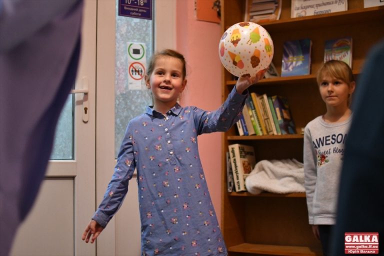 Гралися та говорили солов’їною: у Франківську дітей-вимушених переселенців почали вчити української мови (ФОТО)